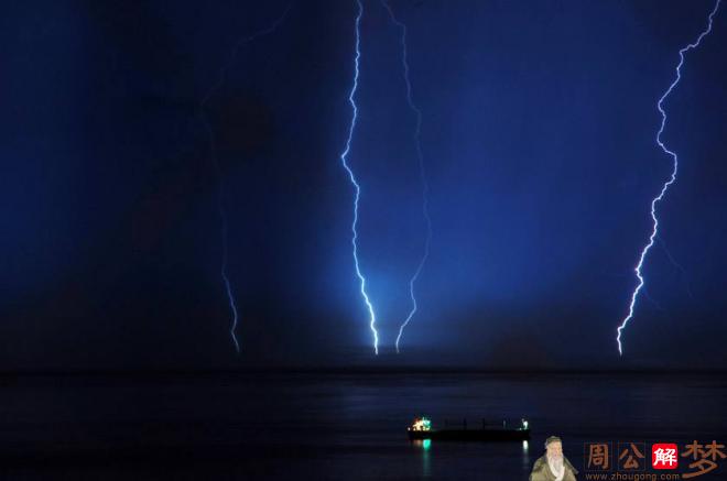 梦见打雷下雨天空变黑