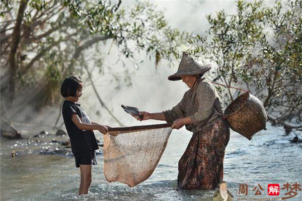 梦见在水里抓到活鱼