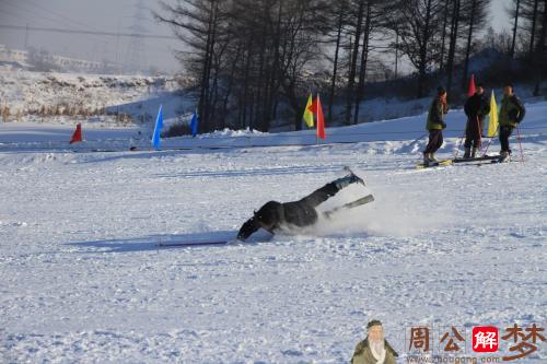 梦见别人摔倒在田地里