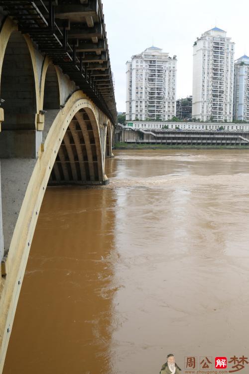 梦见河水猛涨