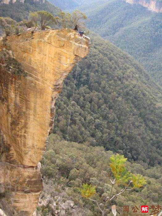 梦见爬山走悬崖峭壁